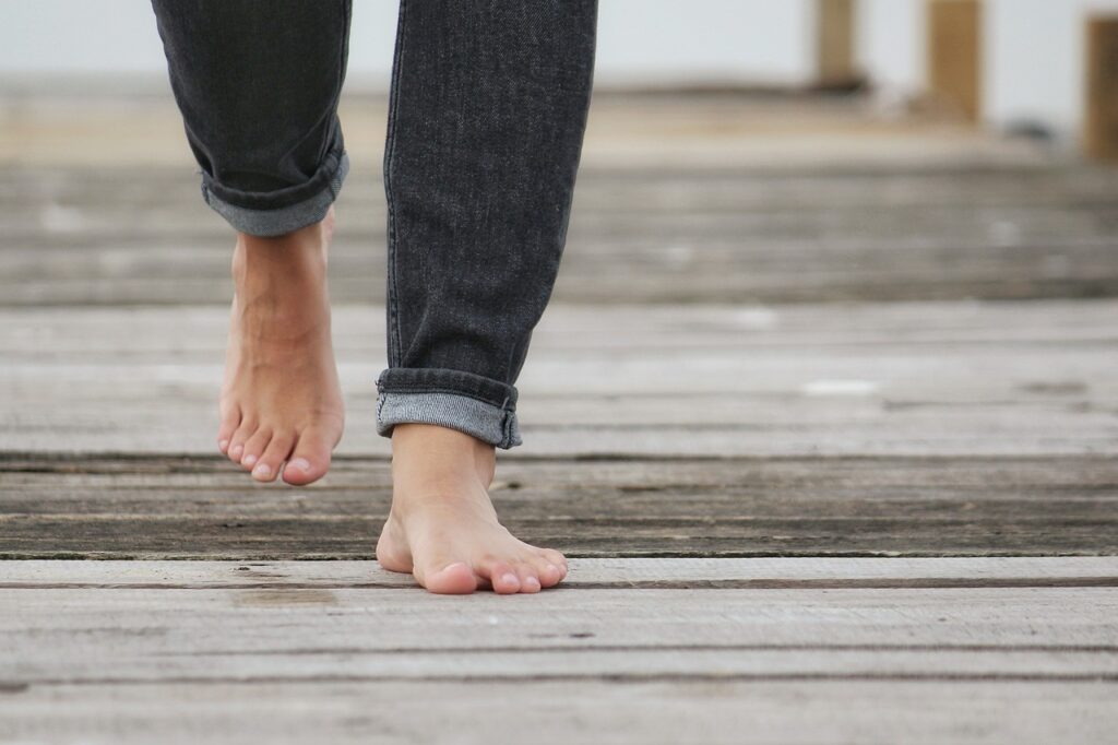 barefoot, walking, feet