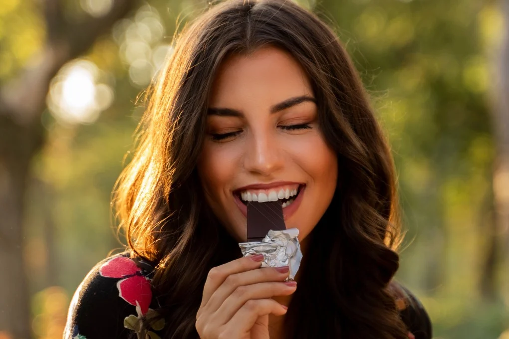 women eating dark chocolate