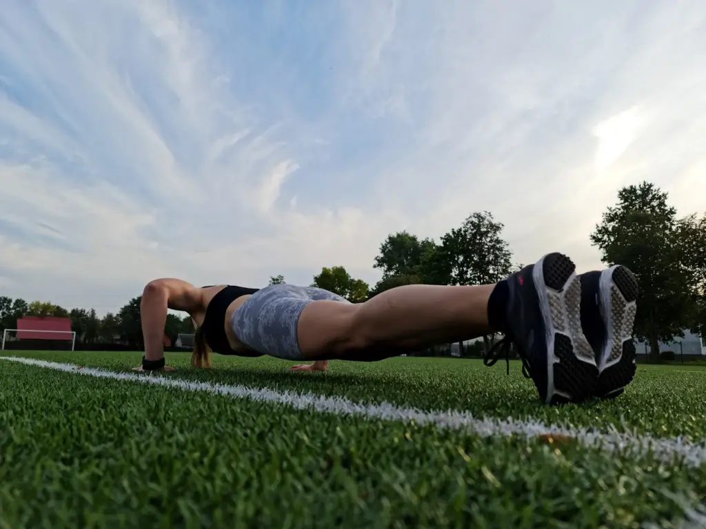 Woman doing push-ups and performing her active recovery session.