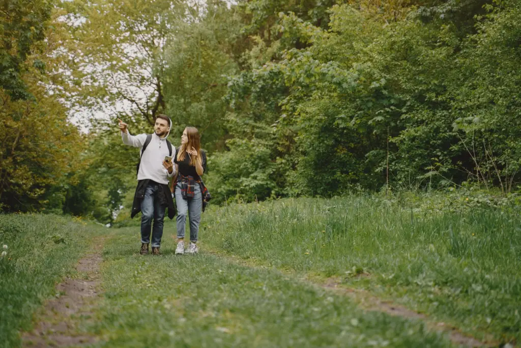 Couple walking in nature to reduce stress and boosting creativity.